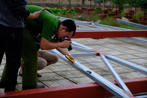 Dựng xà gồ vướng dây điện, 1 người chết, 10 người bị thương - Ảnh 3. Dựng xà gồ vướng dây điện, 1 người chết, 10 người bị thương - Ảnh 3.