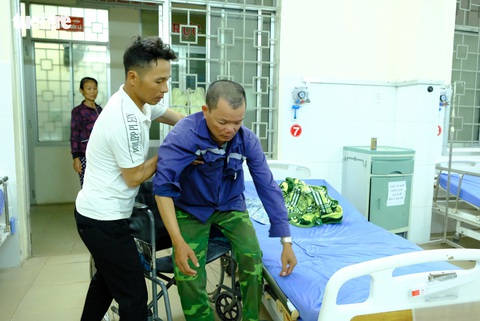 Dựng xà gồ vướng dây điện, 1 người chết, 10 người bị thương - Ảnh 1. Dựng xà gồ vướng dây điện, 1 người chết, 10 người bị thương - Ảnh 1.