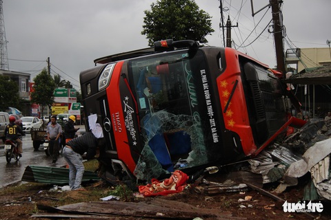 Xe khách lật, dân dùng búa, xà beng đập kính chắn gió đưa khách ra ngoài - Ảnh 4. Xe khách lật, dân dùng búa, xà beng đập kính chắn gió đưa khách ra ngoài - Ảnh 4.