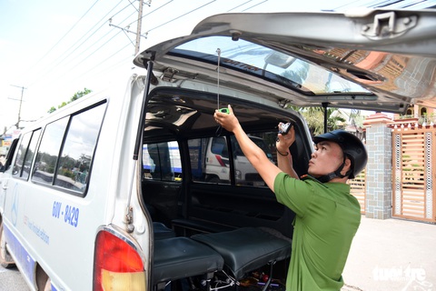 Xe đưa rước làm rơi học sinh xuống đường đã hết hạn đăng kiểm - Ảnh 1. Xe đưa rước làm rơi học sinh xuống đường đã hết hạn đăng kiểm - Ảnh 1.