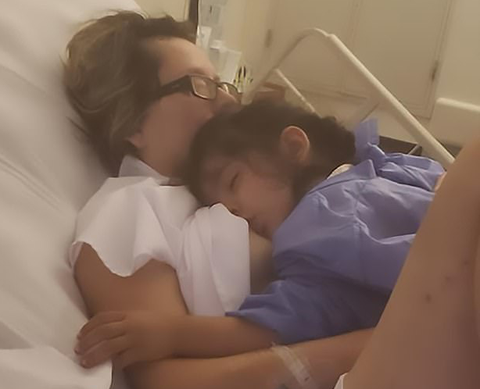 Con than đói, người mẹ hôn mê bỗng kéo áo lên cho con bú - Ảnh 1. Con than đói, người mẹ hôn mê bỗng kéo áo lên cho con bú - Ảnh 1.