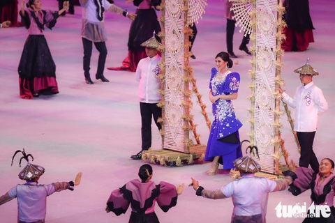 Dàn hoa hậu xinh đẹp, điểm nhấn của lễ khai mạc SEA Games 30 - Ảnh 5. Dàn hoa hậu xinh đẹp, điểm nhấn của lễ khai mạc SEA Games 30 - Ảnh 5.