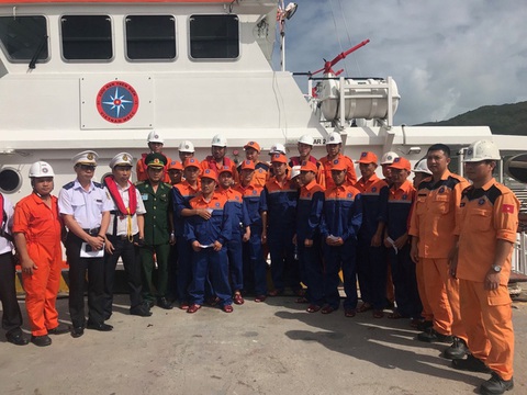 Tàu Thái Lan chìm tại cảng Sơn Dương, dầu loang dạt vào bờ biển Hà Tĩnh - Ảnh 3. Tàu Thái Lan chìm tại cảng Sơn Dương, dầu loang dạt vào bờ biển Hà Tĩnh - Ảnh 3.