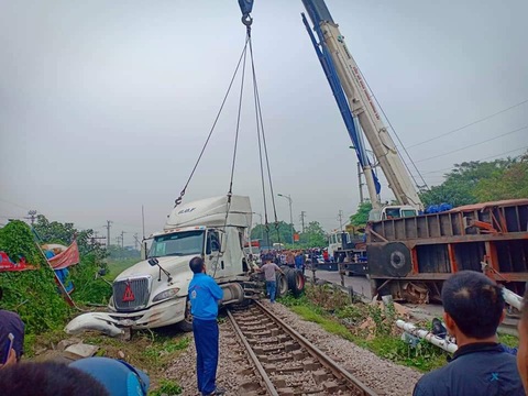 Xe container bị tàu hỏa tông đứt rời khi băng qua đường ngang - Ảnh 1. Xe container bị tàu hỏa tông đứt rời khi băng qua đường ngang - Ảnh 1.