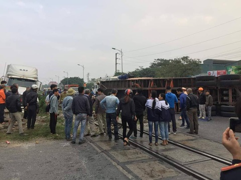 Xe container bị tàu hỏa tông đứt rời khi băng qua đường ngang - Ảnh 2. Xe container bị tàu hỏa tông đứt rời khi băng qua đường ngang - Ảnh 2.