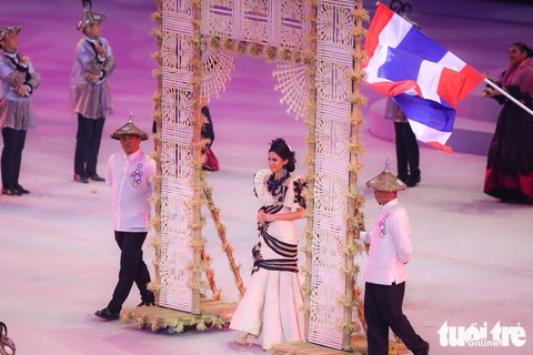 Dàn hoa hậu xinh đẹp, điểm nhấn của lễ khai mạc SEA Games 30 - Ảnh 3. Dàn hoa hậu xinh đẹp, điểm nhấn của lễ khai mạc SEA Games 30 - Ảnh 3.