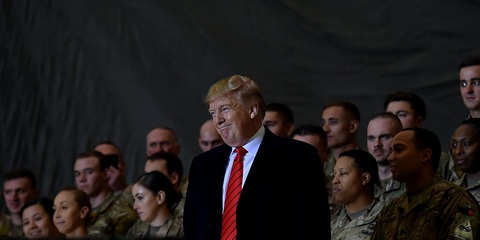 Hậu cần Mỹ tung đủ chiêu trò đánh lừa để đưa ông Trump đi Afghanistan - Ảnh 1. Hậu cần Mỹ tung đủ chiêu trò đánh lừa để đưa ông Trump đi Afghanistan - Ảnh 1.