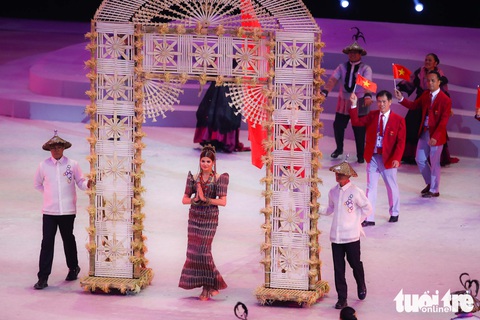 Dàn hoa hậu xinh đẹp, điểm nhấn của lễ khai mạc SEA Games 30 - Ảnh 7. Dàn hoa hậu xinh đẹp, điểm nhấn của lễ khai mạc SEA Games 30 - Ảnh 7.