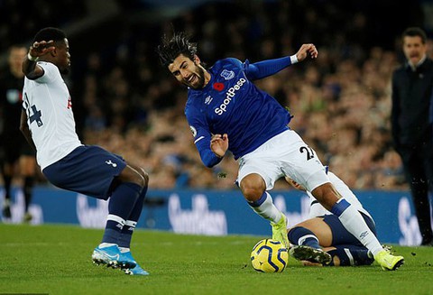 Son Heung Min khóc nức nở sau cú vào bóng khiến cầu thủ Everton gãy chân - Ảnh 2. Son Heung Min khóc nức nở sau cú vào bóng khiến cầu thủ Everton gãy chân - Ảnh 2.