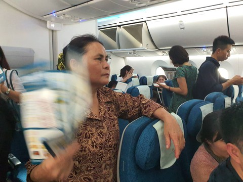 Hành khách Vietnam Airlines bị giữ trên máy bay hơn 1 tiếng - Ảnh 1. Hành khách Vietnam Airlines bị giữ trên máy bay hơn 1 tiếng - Ảnh 1.