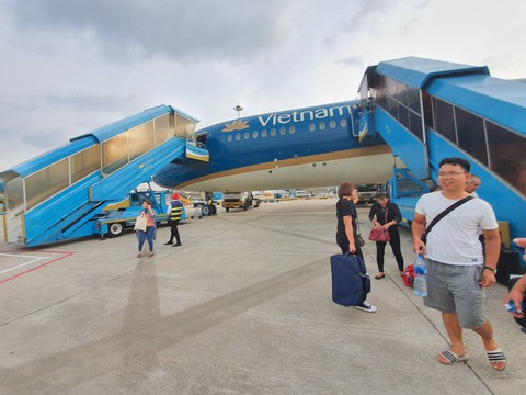 Hành khách Vietnam Airlines bị giữ trên máy bay hơn 1 tiếng - Ảnh 4. Hành khách Vietnam Airlines bị giữ trên máy bay hơn 1 tiếng - Ảnh 4.