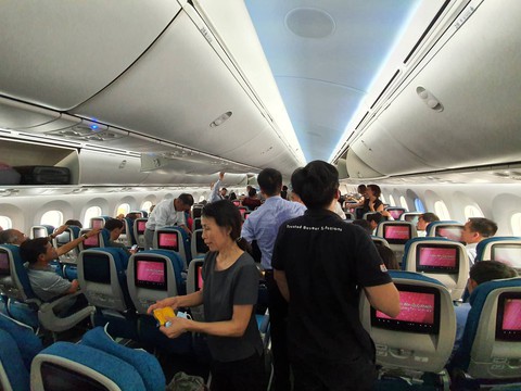 Hành khách Vietnam Airlines bị giữ trên máy bay hơn 1 tiếng - Ảnh 3. Hành khách Vietnam Airlines bị giữ trên máy bay hơn 1 tiếng - Ảnh 3.