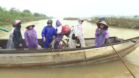 Sau vụ lật đò, người dân vẫn liều mình qua sông Trà Khúc - Ảnh 2. Sau vụ lật đò, người dân vẫn liều mình qua sông Trà Khúc - Ảnh 2.