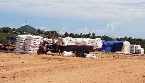 Buôn lậu đường vẫn diễn biến phức tạp hàng chục năm qua - Ảnh 1. Buôn lậu đường vẫn diễn biến phức tạp hàng chục năm qua - Ảnh 1.