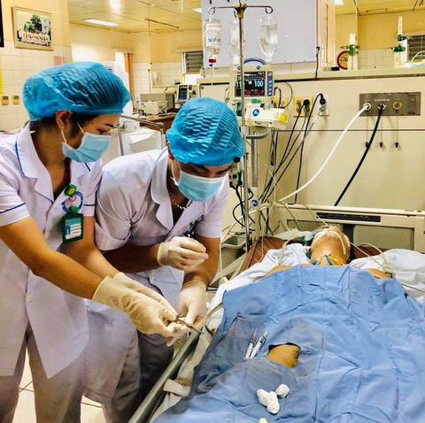 Cứu sống nạn nhân rơi từ độ cao 15m xuống, bị thân cây vát nhọn xiên qua người - Ảnh 1. Cứu sống nạn nhân rơi từ độ cao 15m xuống, bị thân cây vát nhọn xiên qua người - Ảnh 1.