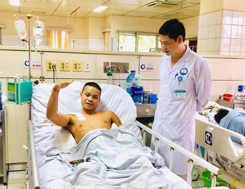 Cứu sống nạn nhân rơi từ độ cao 15m xuống, bị thân cây vát nhọn xiên qua người - Ảnh 2. Cứu sống nạn nhân rơi từ độ cao 15m xuống, bị thân cây vát nhọn xiên qua người - Ảnh 2.