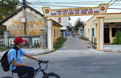 Trở lại ngôi làng bị đại hồng thủy cuốn ra biển - Ảnh 2. Trở lại ngôi làng bị đại hồng thủy cuốn ra biển - Ảnh 2.