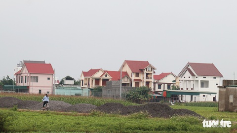 Nhiều gia đình nóng ruột chờ nhận dạng 39 nạn nhân ở Anh - Ảnh 2. Nhiều gia đình nóng ruột chờ nhận dạng 39 nạn nhân ở Anh - Ảnh 2.
