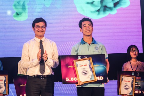 Hàng ngàn sinh viên chào đón tân binh cùng hoàng tử mưa Trung Quân Idol - Ảnh 5. Hàng ngàn sinh viên chào đón tân binh cùng hoàng tử mưa Trung Quân Idol - Ảnh 5.