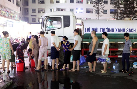 Súc rửa bể xả thẳng ra suối Đồng Bãi, Công ty nước sạch Sông Đà lại bị tuýt còi - Ảnh 1. Súc rửa bể xả thẳng ra suối Đồng Bãi, Công ty nước sạch Sông Đà lại bị tuýt còi - Ảnh 1.
