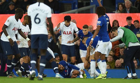 Son Heung Min khóc nức nở sau cú vào bóng khiến cầu thủ Everton gãy chân - Ảnh 4. Son Heung Min khóc nức nở sau cú vào bóng khiến cầu thủ Everton gãy chân - Ảnh 4.