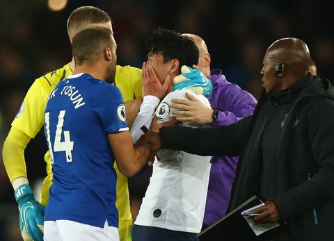 Son Heung Min khóc nức nở sau cú vào bóng khiến cầu thủ Everton gãy chân - Ảnh 1. Son Heung Min khóc nức nở sau cú vào bóng khiến cầu thủ Everton gãy chân - Ảnh 1.
