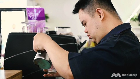 Nhân viên pha chế mắc hội chứng Down hút khách nườm nượp ở quán cà phê ven đường - Ảnh 1. Nhân viên pha chế mắc hội chứng Down hút khách nườm nượp ở quán cà phê ven đường - Ảnh 1.