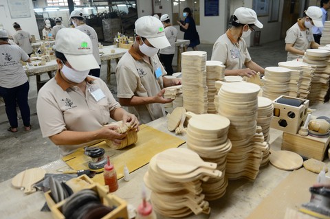 Ngành gỗ phải thoát khỏi chiếc áo gia công - Ảnh 1. Ngành gỗ phải thoát khỏi chiếc áo gia công - Ảnh 1.