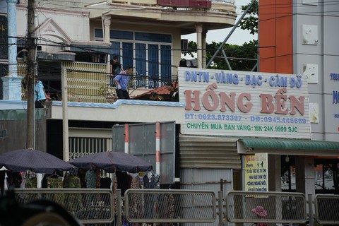 Phong tỏa tiệm vàng khai báo bị mất trộm gần 200 cây vàng - Ảnh 3. Phong tỏa tiệm vàng khai báo bị mất trộm gần 200 cây vàng - Ảnh 3.