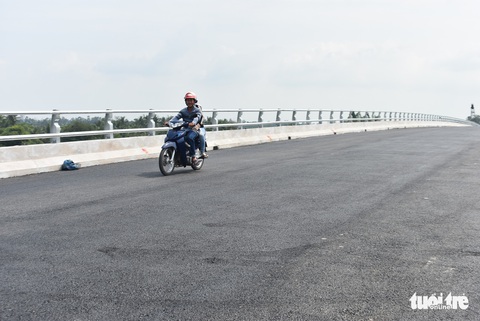 Cầu Tân An thắt nút cổ chai vì 100m đường dẫn vướng giải tỏa mặt bằng - Ảnh 5. Cầu Tân An thắt nút cổ chai vì 100m đường dẫn vướng giải tỏa mặt bằng - Ảnh 5.