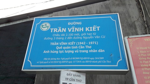Cần Thơ lắp biển tên đường có tiểu sử danh nhân và thông tin... nghị quyết - Ảnh 2. Cần Thơ lắp biển tên đường có tiểu sử danh nhân và thông tin... nghị quyết - Ảnh 2.