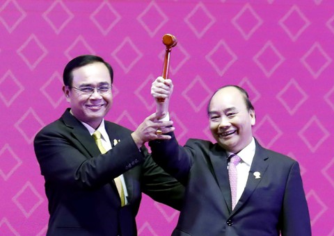 Việt Nam nhận chiếc búa chủ tịch ASEAN 2020 - Ảnh 1. Việt Nam nhận chiếc búa chủ tịch ASEAN 2020 - Ảnh 1.