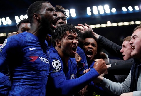 Ghi 3 bàn trong 10 phút, Chelsea cầm hòa Ajax sau khi bị dẫn trước 4-1 - Ảnh 4. Ghi 3 bàn trong 10 phút, Chelsea cầm hòa Ajax sau khi bị dẫn trước 4-1 - Ảnh 4.