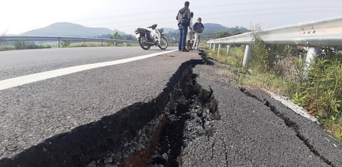 Vụ đường dẫn lên cầu vượt cao tốc nứt toác, giám đốc BQL dự án nói gì? - Ảnh 1. Vụ đường dẫn lên cầu vượt cao tốc nứt toác, giám đốc BQL dự án nói gì? - Ảnh 1.