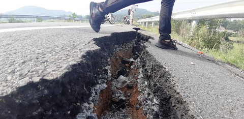 Vụ đường dẫn lên cầu vượt cao tốc nứt toác, giám đốc BQL dự án nói gì? - Ảnh 3. Vụ đường dẫn lên cầu vượt cao tốc nứt toác, giám đốc BQL dự án nói gì? - Ảnh 3.