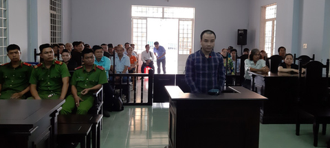 Hoãn xử vụ tài xế ngủ gật gây tai nạn khiến 5 người chết - Ảnh 1. Hoãn xử vụ tài xế ngủ gật gây tai nạn khiến 5 người chết - Ảnh 1.