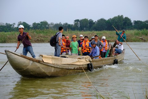 Trang bị áo phao cho khách đi đò sông Trà Khúc sau tai nạn chết người - Ảnh 6. Trang bị áo phao cho khách đi đò sông Trà Khúc sau tai nạn chết người - Ảnh 6.