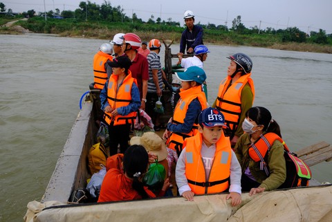 Trang bị áo phao cho khách đi đò sông Trà Khúc sau tai nạn chết người - Ảnh 2. Trang bị áo phao cho khách đi đò sông Trà Khúc sau tai nạn chết người - Ảnh 2.