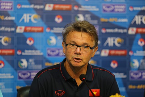 HLV Philippe Troussier: ‘U19 Việt Nam lẽ ra đã ghi nhiều bàn hơn’ - Ảnh 1. HLV Philippe Troussier: ‘U19 Việt Nam lẽ ra đã ghi nhiều bàn hơn’ - Ảnh 1.