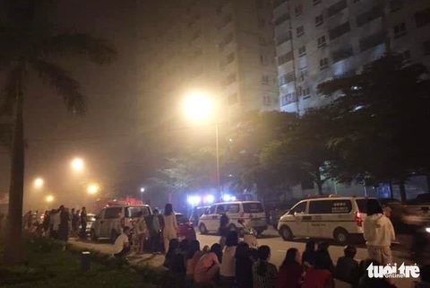 Cháy chung cư, cả ngàn người sơ tán trong đêm - Ảnh 1. Cháy chung cư, cả ngàn người sơ tán trong đêm - Ảnh 1.