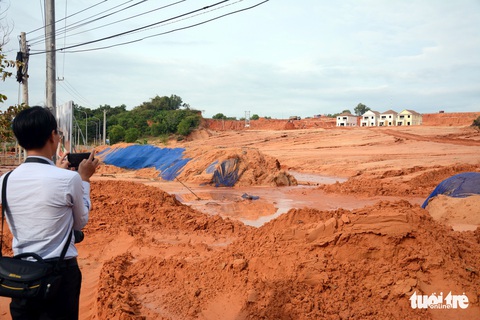 Cát đỏ trôi như thác lũ, đường ven biển sạt lở nghiêm trọng - Ảnh 8. Cát đỏ trôi như thác lũ, đường ven biển sạt lở nghiêm trọng - Ảnh 8.