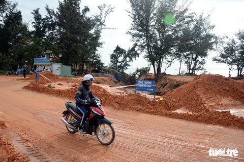 Cát đỏ trôi như thác lũ, đường ven biển sạt lở nghiêm trọng - Ảnh 6. Cát đỏ trôi như thác lũ, đường ven biển sạt lở nghiêm trọng - Ảnh 6.