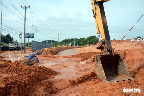 Cát đỏ trôi như thác lũ, đường ven biển sạt lở nghiêm trọng - Ảnh 9. Cát đỏ trôi như thác lũ, đường ven biển sạt lở nghiêm trọng - Ảnh 9.