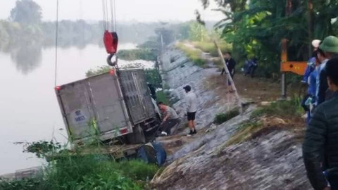 Người chăn vịt bị xe tải tông chết ngay kênh nước - Ảnh 1. Người chăn vịt bị xe tải tông chết ngay kênh nước - Ảnh 1.