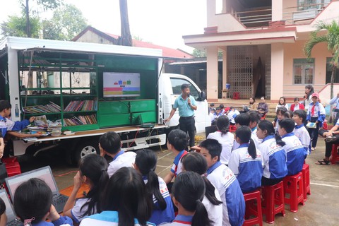 Thư viện lưu động đưa sách đến cộng đồng - Ảnh 1. Thư viện lưu động đưa sách đến cộng đồng - Ảnh 1.
