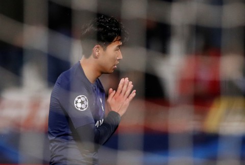 Son Heung Min chắp tay xin lỗi Gomes sau khi ghi bàn cho Tottenham - Ảnh 1. Son Heung Min chắp tay xin lỗi Gomes sau khi ghi bàn cho Tottenham - Ảnh 1.