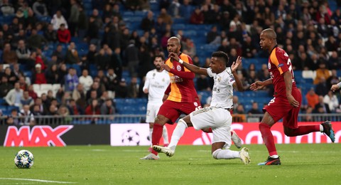 Cầu thủ 18 tuổi Rodrygo lập hat-trick, Real Madrid thắng Galatasaray 6 sao - Ảnh 2. Cầu thủ 18 tuổi Rodrygo lập hat-trick, Real Madrid thắng Galatasaray 6 sao - Ảnh 2.