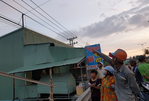 Thi công cáp thông tin, 2 sĩ quan quân đội bị điện giật thương vong - Ảnh 1. Thi công cáp thông tin, 2 sĩ quan quân đội bị điện giật thương vong - Ảnh 1.