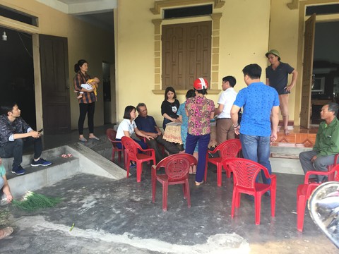 Chăm lo, động viên gia đình 39 nạn nhân chết tại Anh - Ảnh 1. Chăm lo, động viên gia đình 39 nạn nhân chết tại Anh - Ảnh 1.