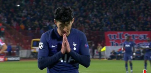 Son Heung Min chắp tay xin lỗi Gomes sau khi ghi bàn cho Tottenham - Ảnh 3. Son Heung Min chắp tay xin lỗi Gomes sau khi ghi bàn cho Tottenham - Ảnh 3.